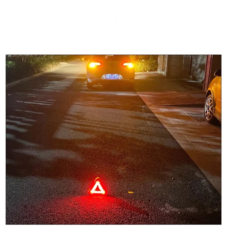🔥2025 Nouveauté🔥 Feu d'avertissement de secours solaire triangulaire 3-en-1 pour bord de route